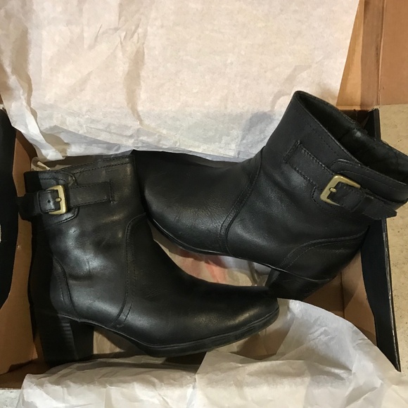 Clarks Low Heeled Ankle Boots Women's Size 6 M Black Zipper Leather Upper - Picture 1 of 6